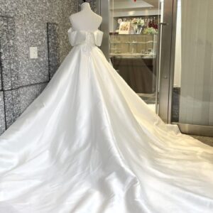 ウェディングドレスの「トレーン」に込められた意味とは？長さ別の選び方ガイド